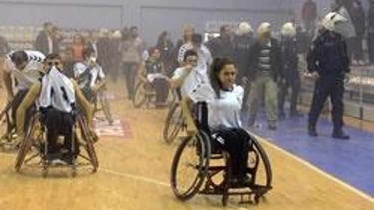 Tekerlekli sandalye basketbol maçında olay