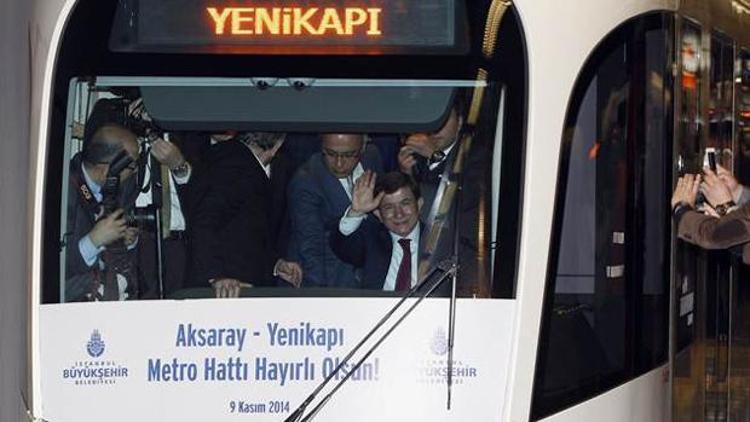 Davutoğlu ücretini ödeyip girdi, arkadan gelenler turnikeden atladı