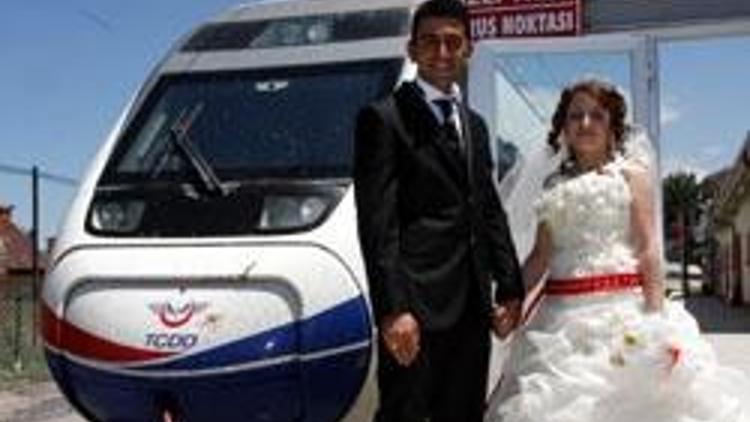 Hızlı trenle yıldırım nikah