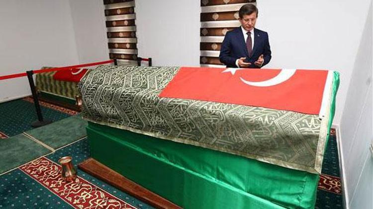 Başbakan Ahmet Davutoğlu, Süleyman Şah Türbesi’ni ziyaret etti