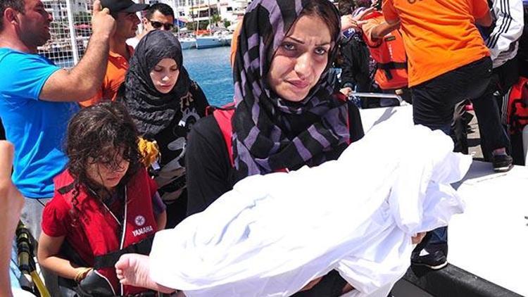 Ege Denizinde kaçak teknesinde yangın:1 ölü 5 kayıp