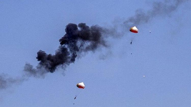 Gösteri uçakları havada çarpıştı, pilotlar paraşütle böyle atladı