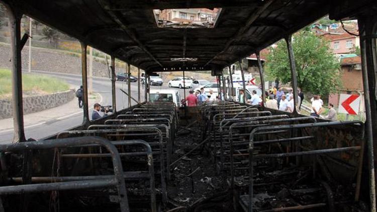 Diyarbakırda servis aracı yakıldı