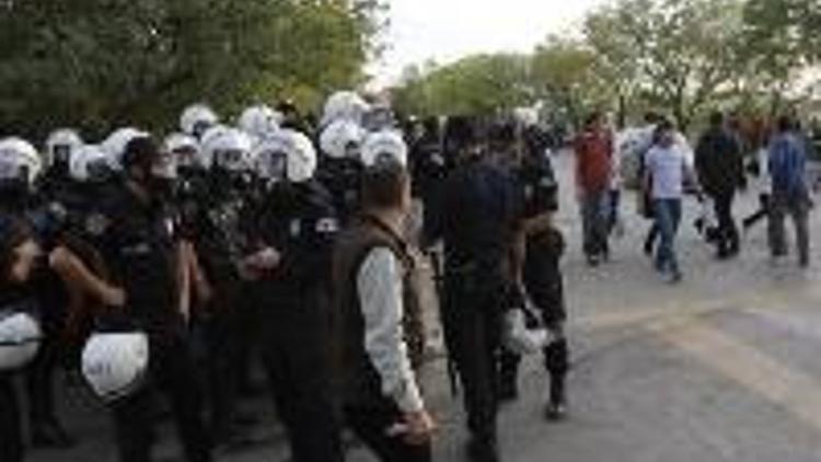 Üniversitede polisle öğrenciler çatıştı