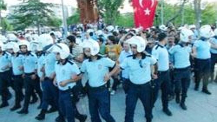 Konyada Gezi eylemcilerine linç girişimini polis önledi