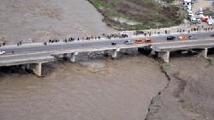 61 yıllık köprü çöktü... Araçlar içindekilerle birlikte suya gömüldü... 15 kişi kayıp...