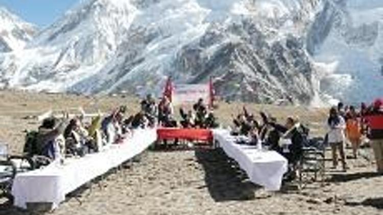 Everest zirvesinde bakanlar kurulu