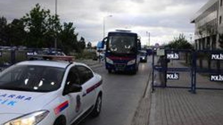 İzmirdeki davada 11i asker 13 kişi tahliye edildi