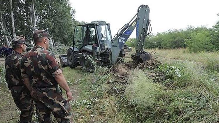 Macaristandan Sırbistan sınırına tel örgü