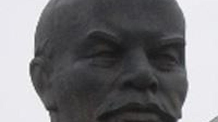 Lenin heykeline saldırdı öldü