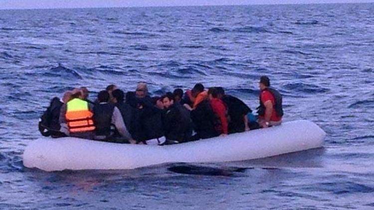 Kuşadası Körfezinde kaçakları taşıyan bot battı: 15 Kayıp