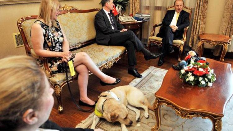 Büyükelçi eşinin köpeği de ziyarete katıldı