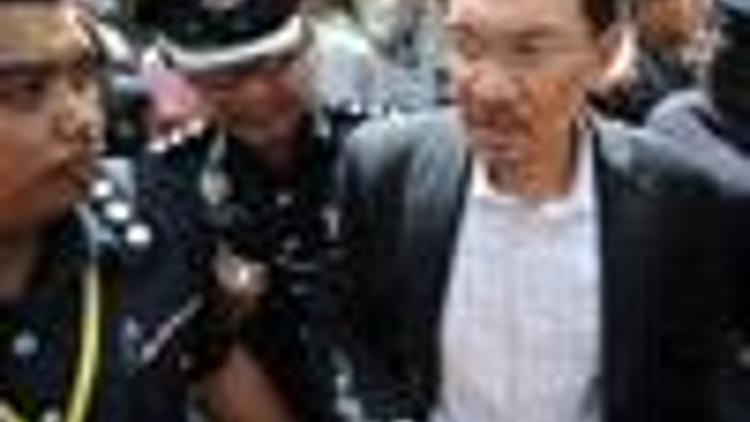 Malaysias Anwar says hes victim of dirty conspiracy
