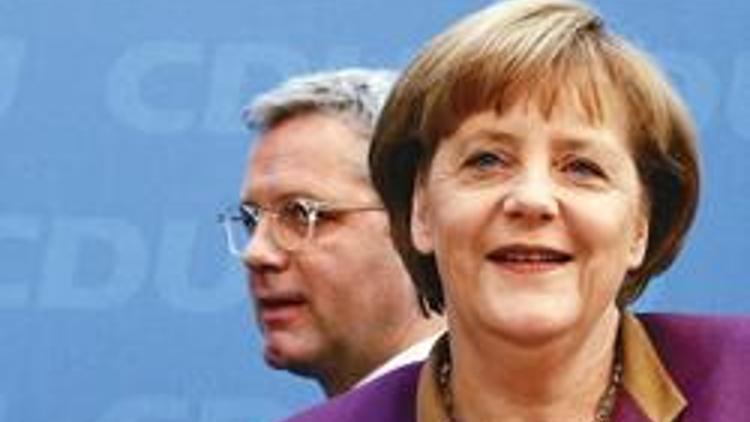 Merkel hezimetin faturasını bakana kesti