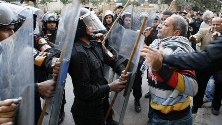 Mısırda tartışmalı gösteri yasasına onay