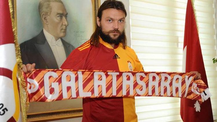 Galatasarayın eski yıldızı futbolu bıraktı