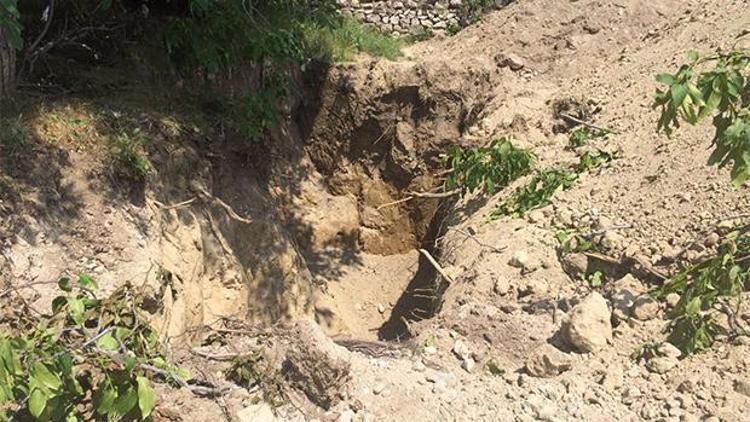 Belediyeden kiralanan kepçeyle kaçak define kazısı