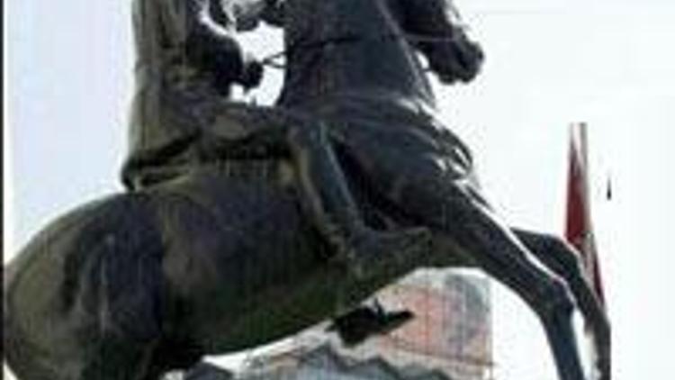 Atatürk heykelinde şok tartışma
