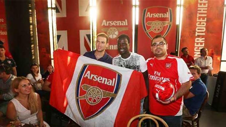 Olcan ve Eboue Arsenal tribününde