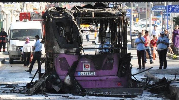 İETT otobüsü üst geçide çarpınca patlama oldu