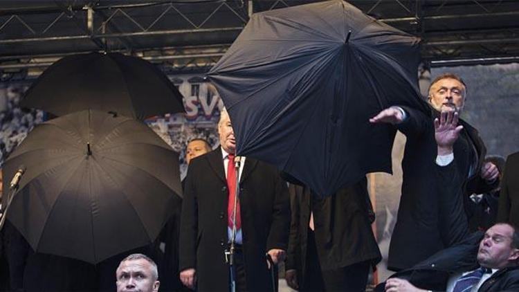 Şemsiyenin altında cumhurbaşkanı var