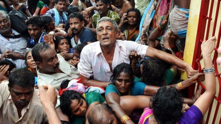 Hindistandaki festivalde izdiham çıktı: 26sı kadın, 27 ölü