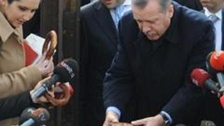 Erdoğan simit dağıttı