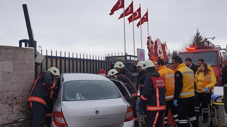 Kadın sürücü araçta sıkıştı