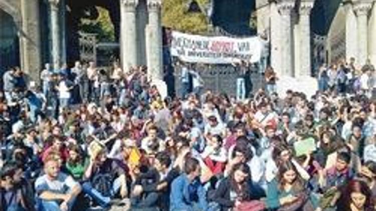 Yemek zammını protesto için sandviç dağıtıldı