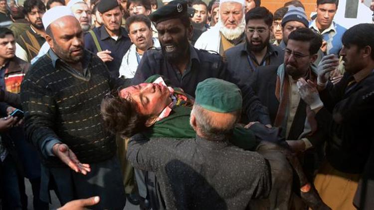 Pakistanda Taliban okul bastı: 148 ölü