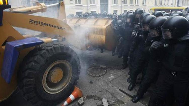 Ukraynada protestolar yasağa rağmen devam ediyor