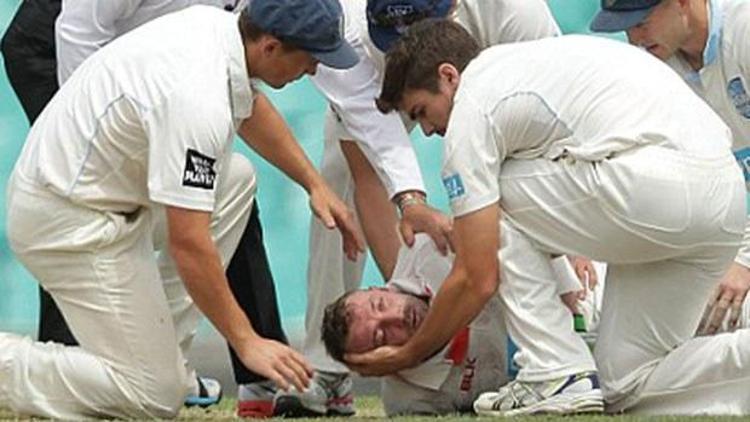 Kafasına top çarpan kriketçi kurtarılamadı