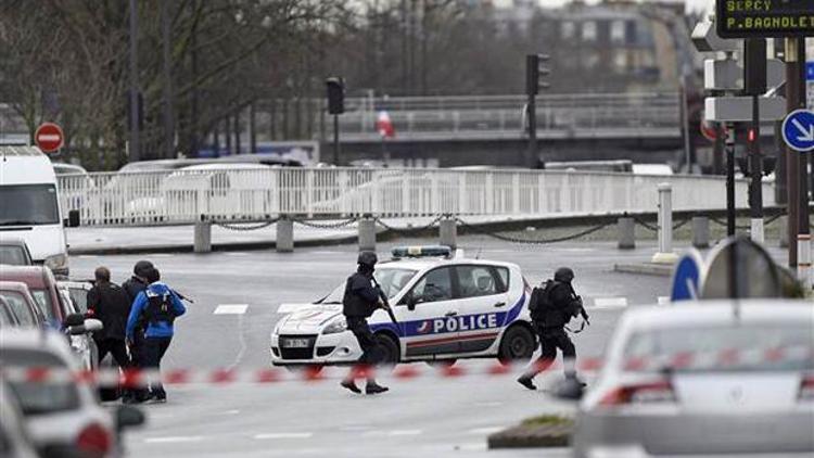 Pariste gözaltına alınan şüpheliler serbest