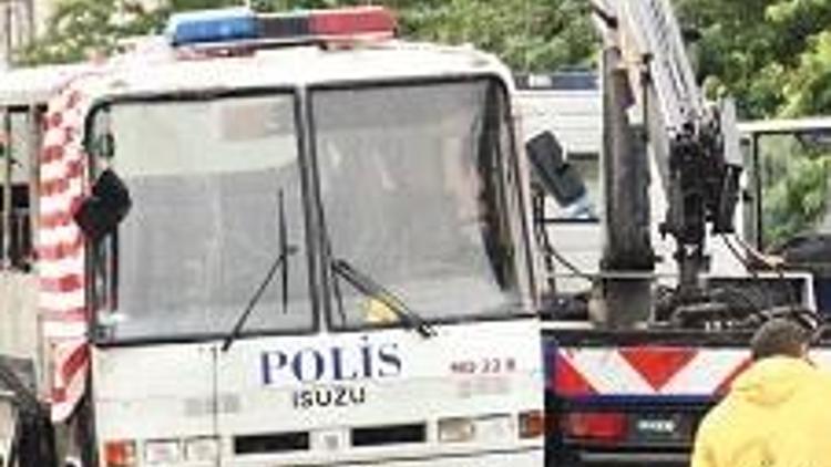 Polis aracına bombalı saldırı