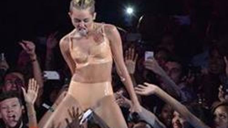 Miley Cyrus hayranlarını utandırdı