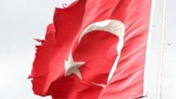 TEDAŞ’taki yırtık Türk bayrağı tepki çekti
