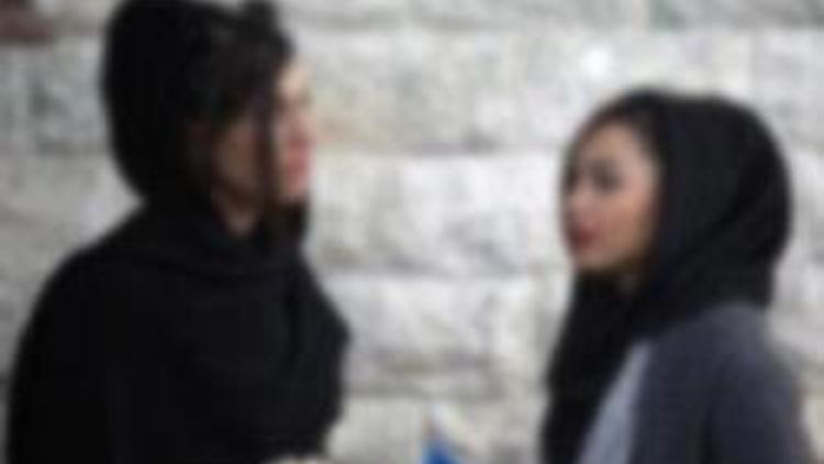 İran’da iki kız “örtünün” diyen din adamını dövdü