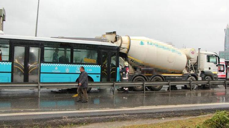 Halk otobüsü beton mikserine çarptı: 14 yaralı