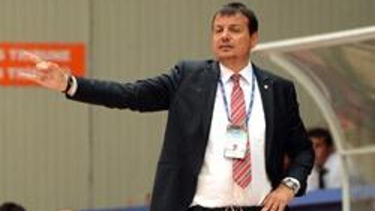 Ergin Ataman, potada yine ilklerin peşinde