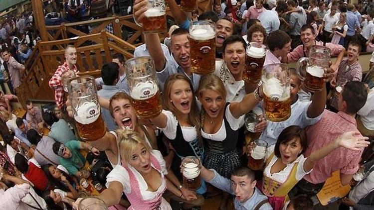 Oktoberfestteki bira festivali polise zor anlar yaşattı