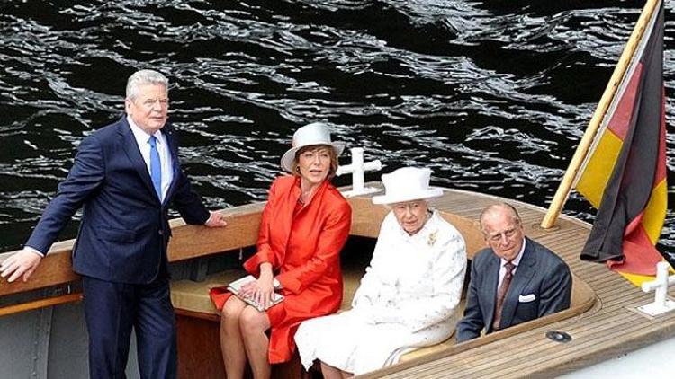 Kraliçe Elizabeth Almanya’da tekne gezisi yaptı