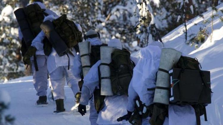Norveç ordusunda çırılçıplak koşturulan üç asker donmaktan son anda kurtuldu