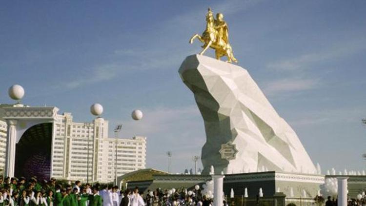 Türkmen lideri 21 metrelik altın heykelini diktirdi