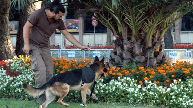 Vatan Caddesi trafiğe kapatıldı, polisler köpeklerle bomba araması yaptı