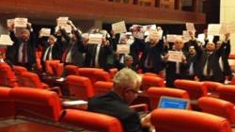 CHPliler pankartlarla Mecliste yürüdü