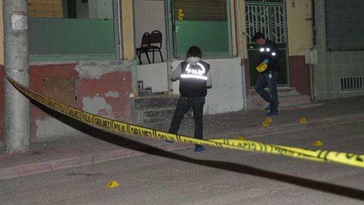 Eskişehirde kahvehaneye silahlı saldırı: 1i polis 3 yaralı