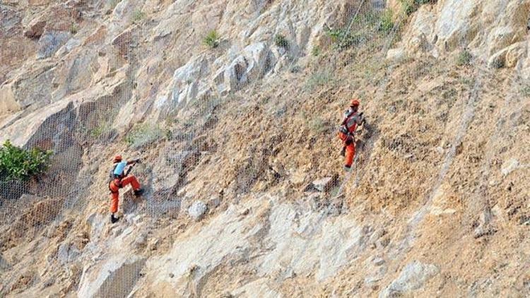 Tehlikeli kayaları dağcılar tıraşladı