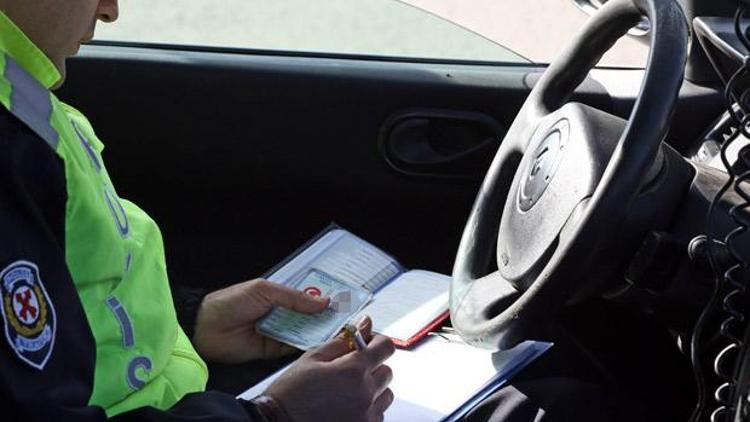 Uyuşturucuyu araç ruhsatı içinde polise verdi