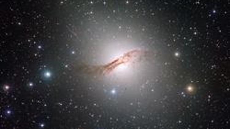 Centaurus A galaksisi büyüledi
