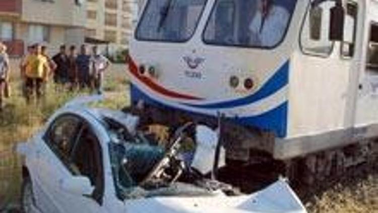 Tren, hemzemin geçitteki otomobili biçti: 1 ölü